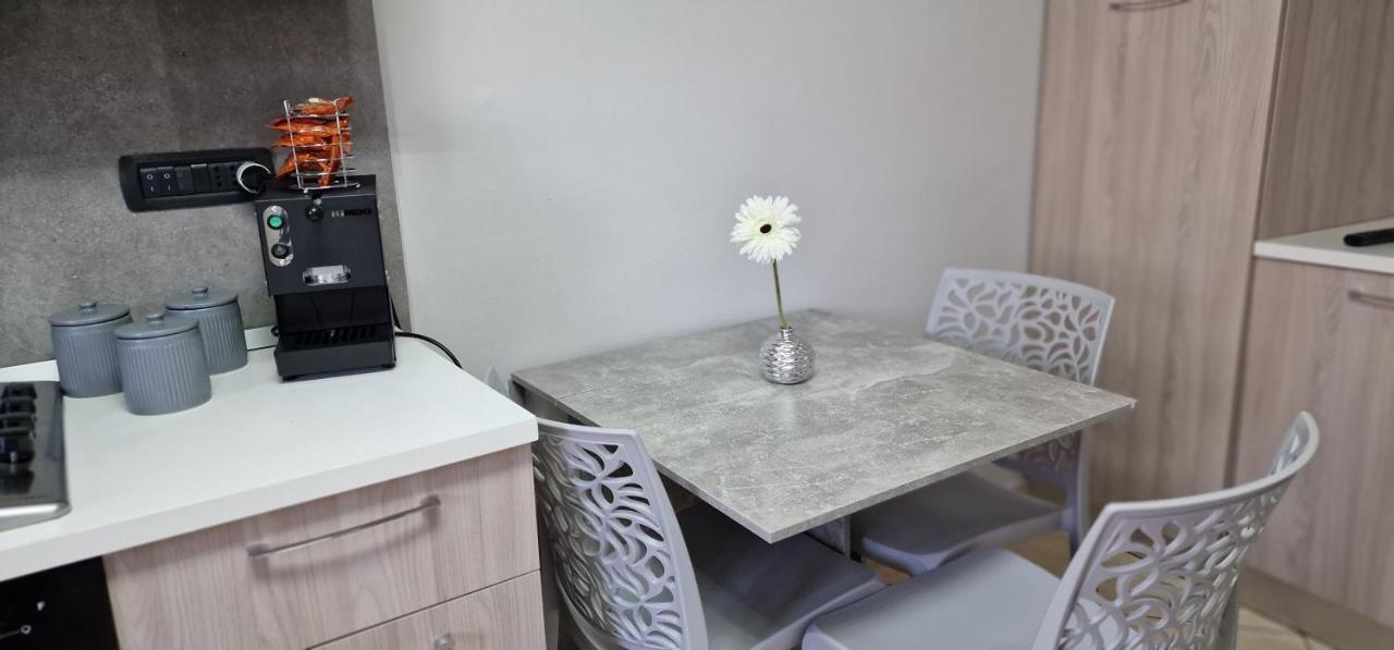 Fashion House Napoli Apartment Bagian luar foto